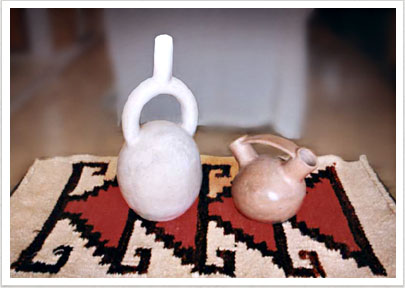 Botelln y vasija modelados, estilo precolombino.